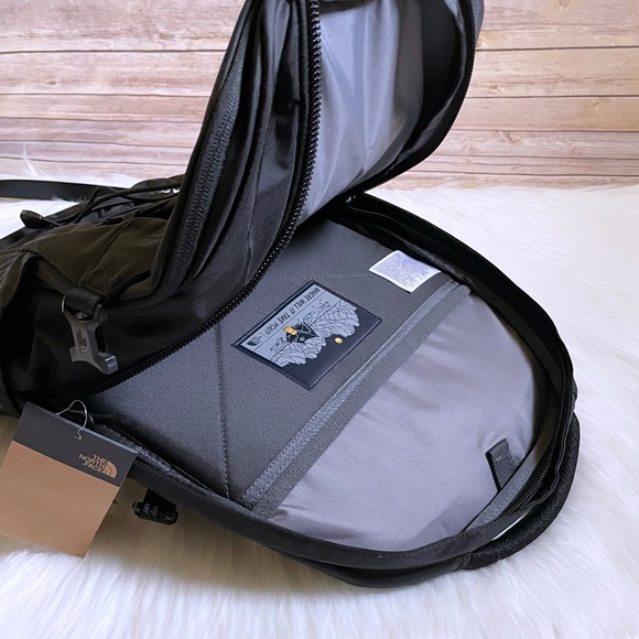 The North Face Unisex Generator 28 Liter Backpack In Black - Picture 6 of 7